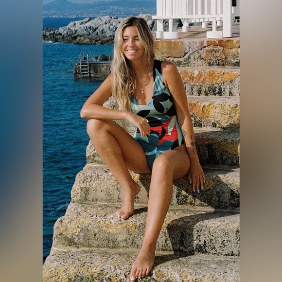 Nike Other - Nike One Piece Keyhole Back Swimsuit- Size Large NWT